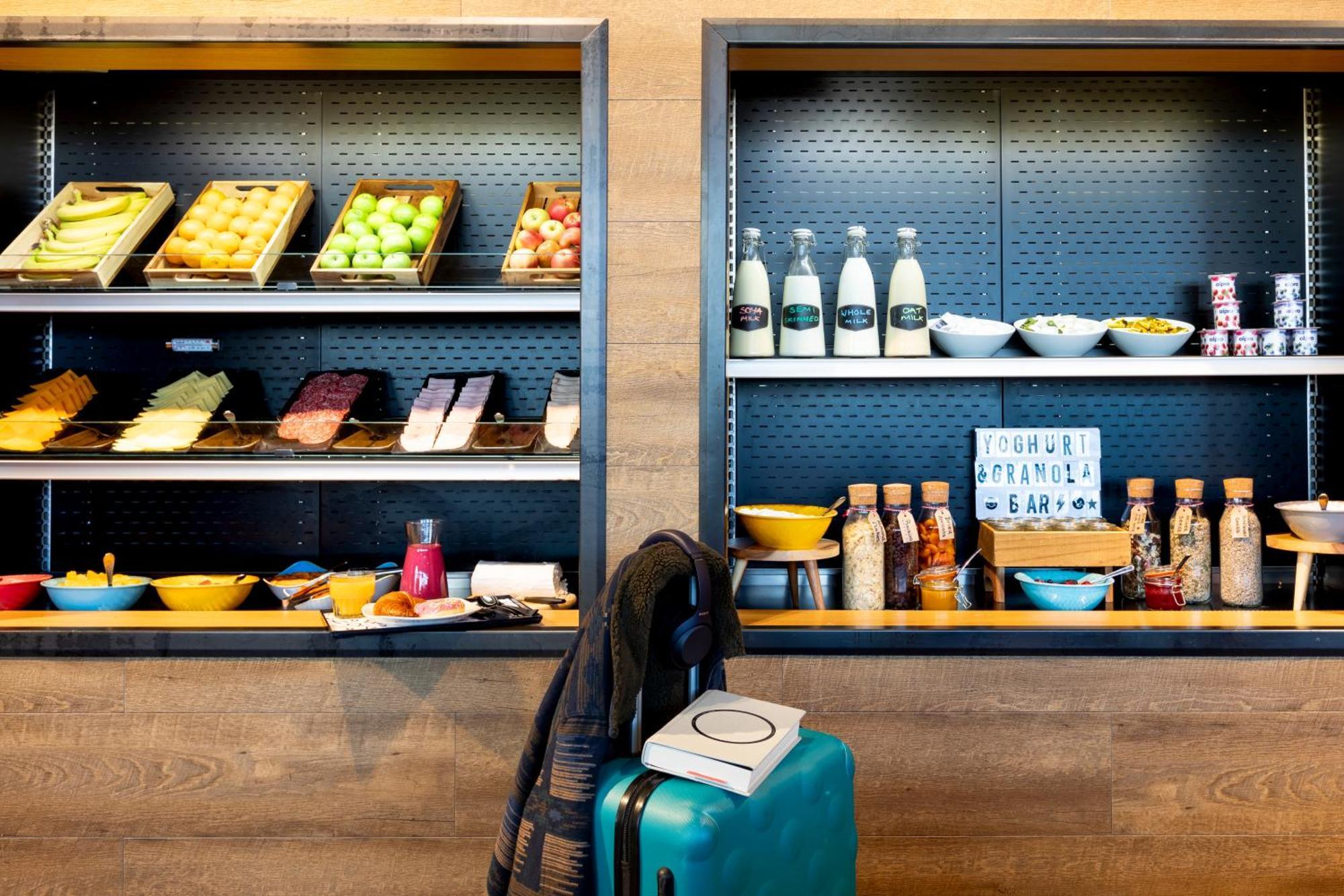 Moxy London Heathrow Airport Hotel Hounslow Ngoại thất bức ảnh