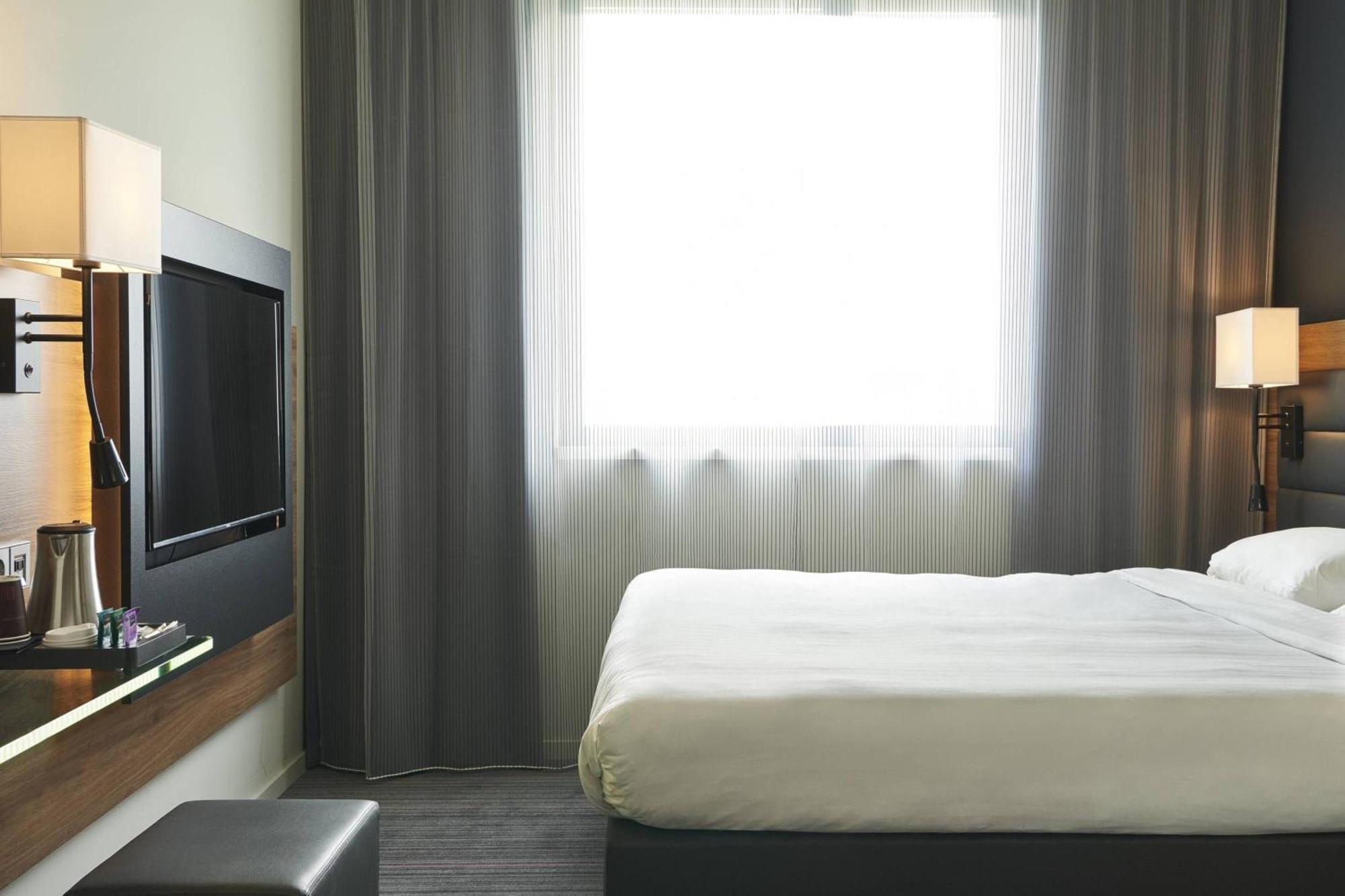 Moxy London Heathrow Airport Hotel Hounslow Ngoại thất bức ảnh