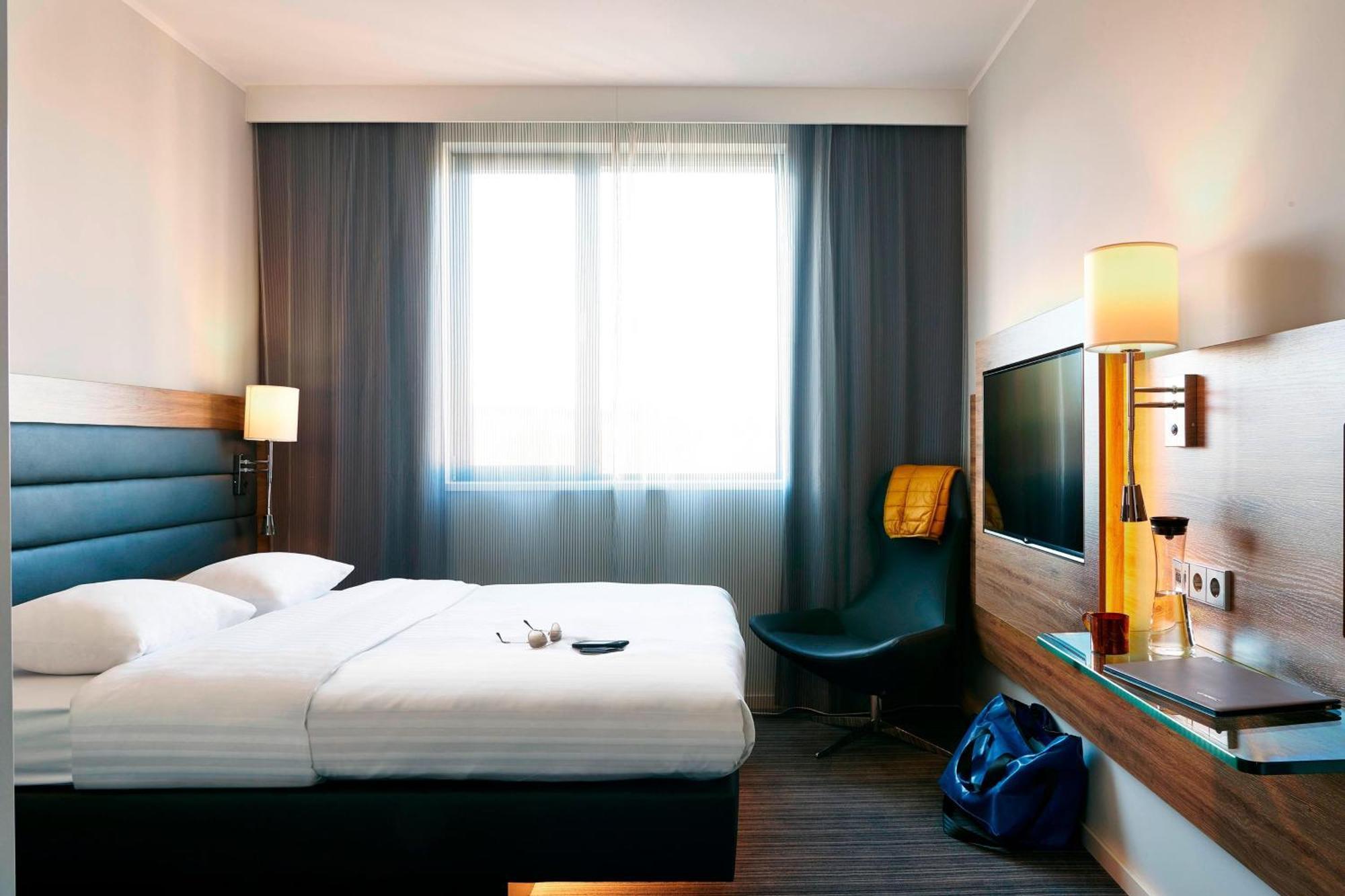 Moxy London Heathrow Airport Hotel Hounslow Ngoại thất bức ảnh