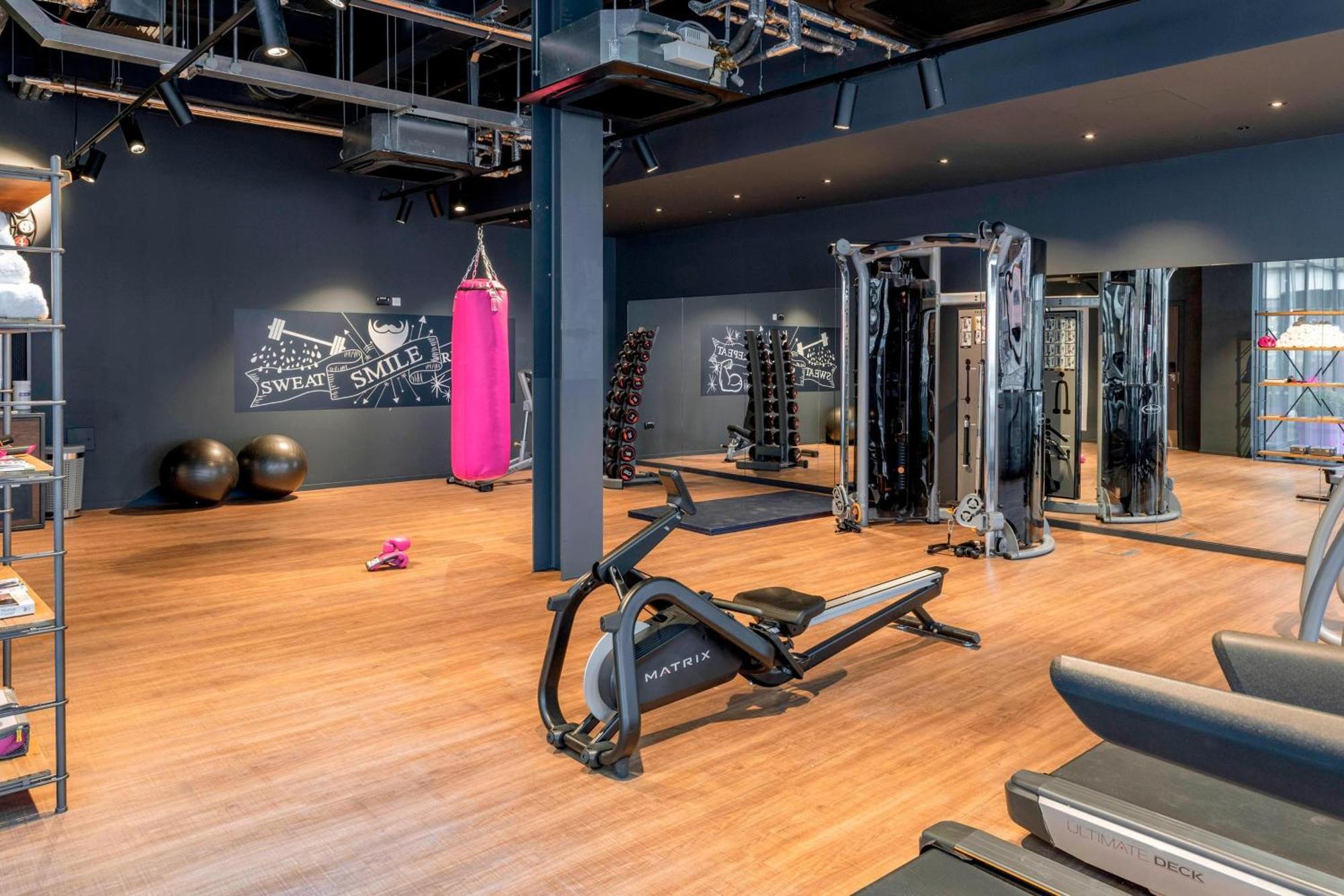 Moxy London Heathrow Airport Hotel Hounslow Ngoại thất bức ảnh