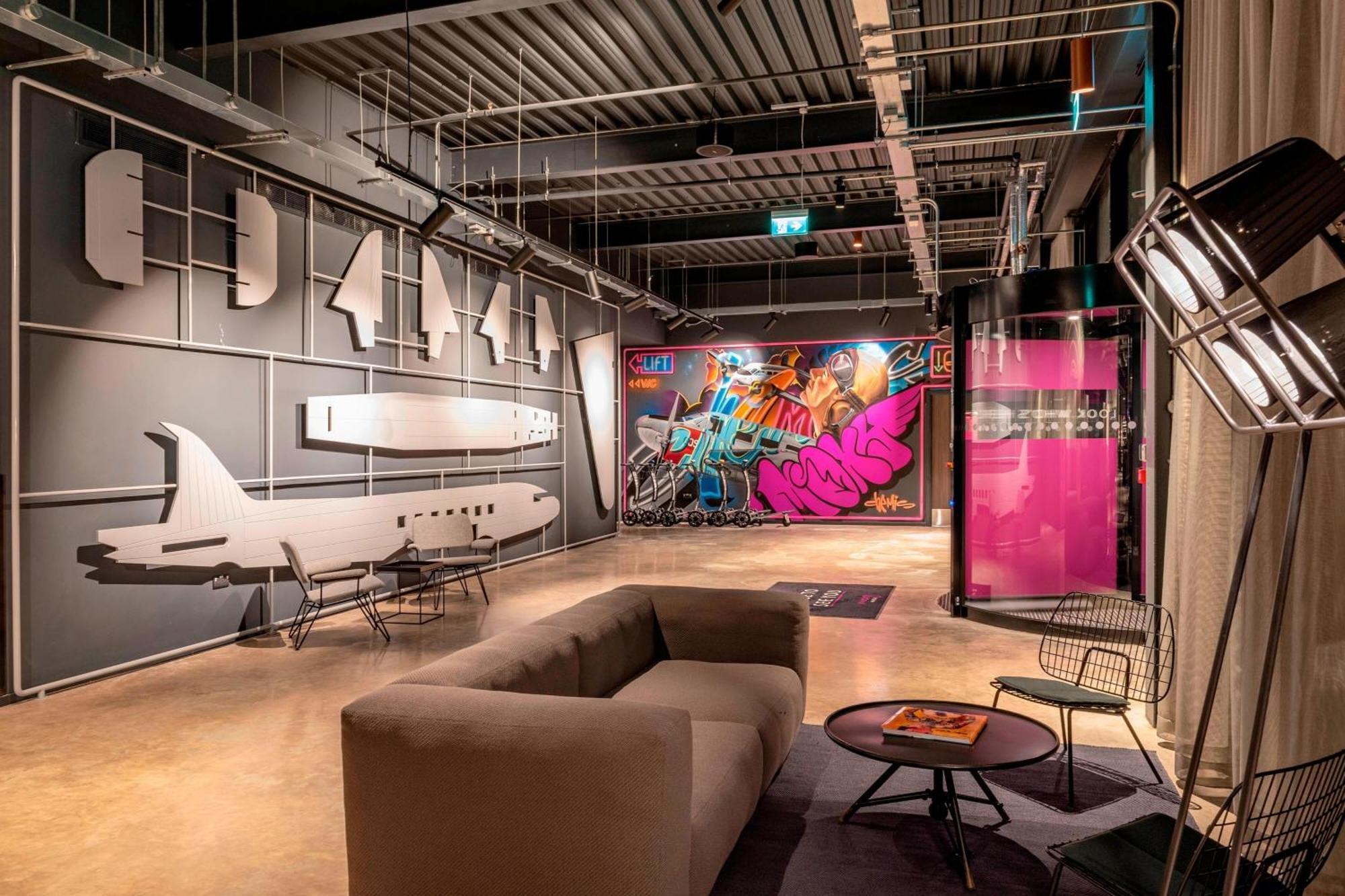Moxy London Heathrow Airport Hotel Hounslow Ngoại thất bức ảnh