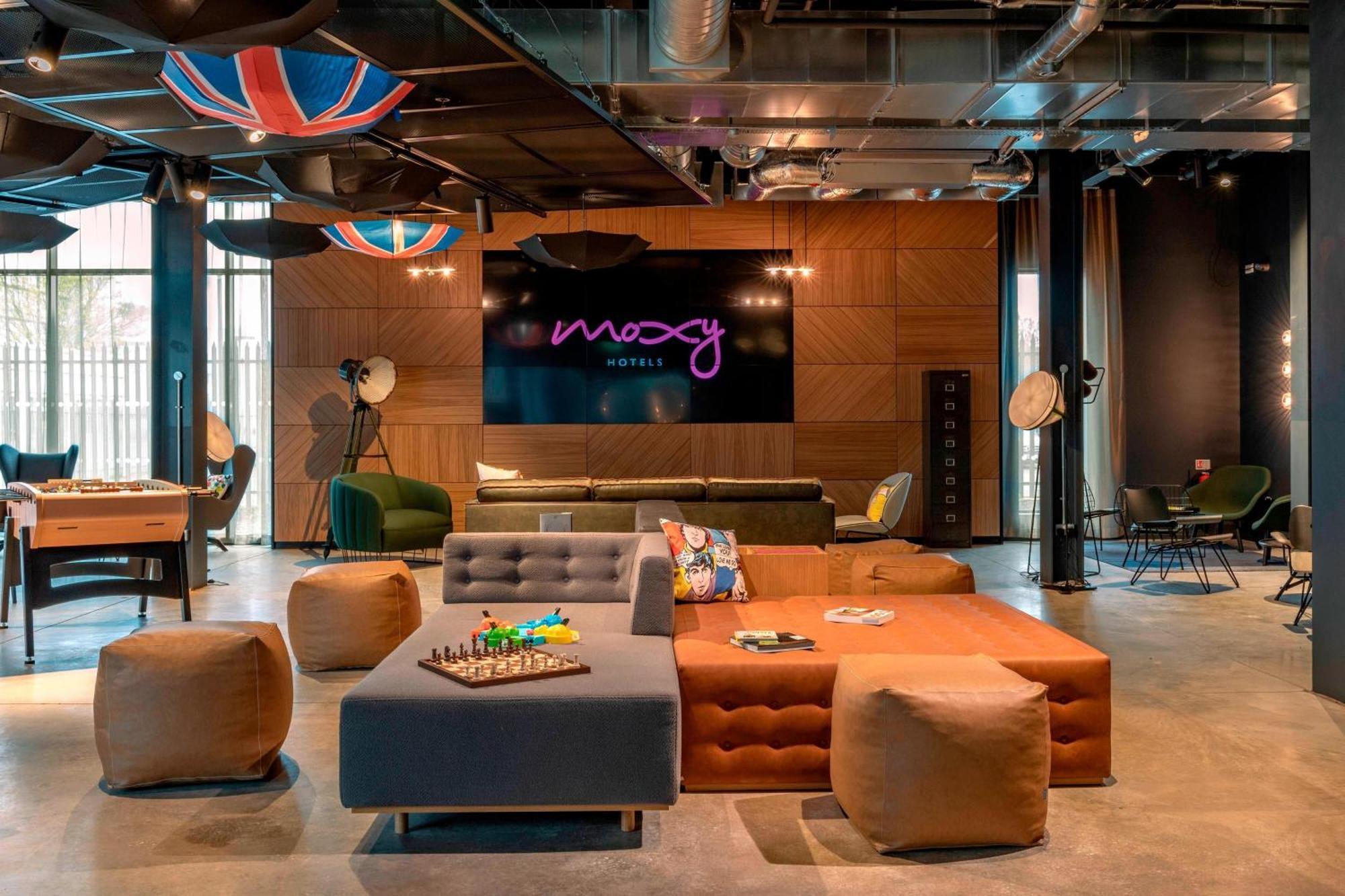 Moxy London Heathrow Airport Hotel Hounslow Ngoại thất bức ảnh