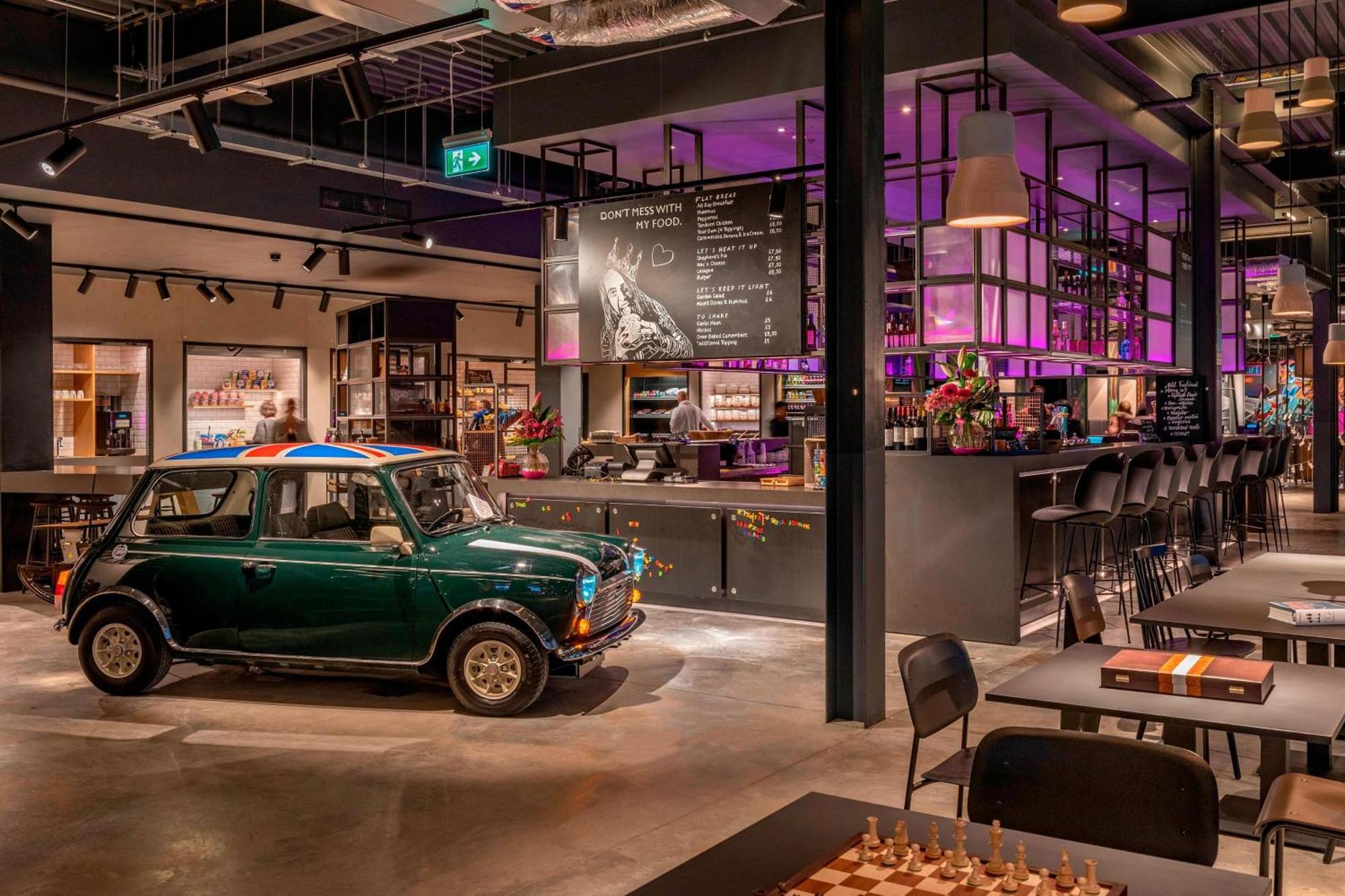 Moxy London Heathrow Airport Hotel Hounslow Ngoại thất bức ảnh