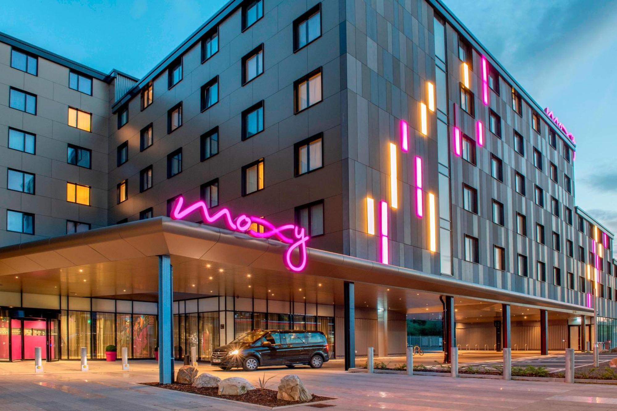 Moxy London Heathrow Airport Hotel Hounslow Ngoại thất bức ảnh