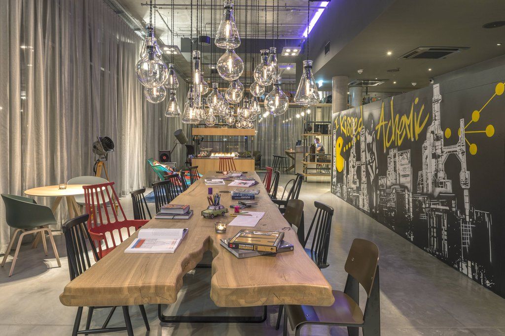 Moxy London Heathrow Airport Hotel Hounslow Ngoại thất bức ảnh